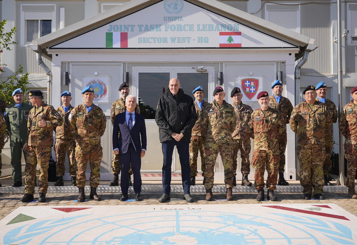 MinisteroDifesa's tweet photo. #Shama, Libano.
"Operare con così tanto coraggio, competenza e determinazione, in uno scenario così complesso richiede senso del dovere, principi saldi e la capacità di fare squadra. Uno dei primi obiettivi che ci siamo posti, da quando siamo in Libano, è stato proprio quello di dialogare con le parti coinvolte per evitare che si superasse una pericolosa linea di non ritorno. Siamo rimasti fermi e saldi sulle nostre posizioni, sempre e tutte le volte che é stato necessario, dialogato quando è stato possibile e aiutato la popolazione civile, che soffriva pene indicibili, ogni volta che abbiamo potuto. 
Sono consapevole della profonda differenza che vi è tra vivere, ogni giorno, sul campo, come fate voi, con coraggio e abnegazione, una situazione difficile e complicata come questa e affrontarla, invece, a migliaia di chilometri, dove pure siamo pienamente coscienti e preoccupati, ogni giorno, di quanto vi accade e vi potrebbe accadere. Abbiamo detto, più volte, io per primo, che 'non ci dormiamo la notte', ma la nostra preoccupazione è dettata solo dalla consapevolezza che voi possiate effettuare il vostro servizio nelle migliori e più sicure condizioni possibili". Così Min @GuidoCrosetto nell’incontrare personale del contingente italiano della missione #UNIFIL.