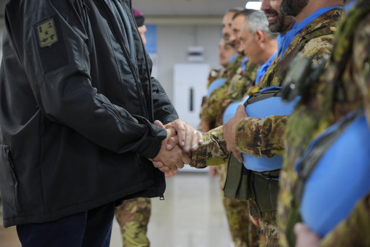 MinisteroDifesa's tweet photo. #Shama, Libano.
"Operare con così tanto coraggio, competenza e determinazione, in uno scenario così complesso richiede senso del dovere, principi saldi e la capacità di fare squadra. Uno dei primi obiettivi che ci siamo posti, da quando siamo in Libano, è stato proprio quello di dialogare con le parti coinvolte per evitare che si superasse una pericolosa linea di non ritorno. Siamo rimasti fermi e saldi sulle nostre posizioni, sempre e tutte le volte che é stato necessario, dialogato quando è stato possibile e aiutato la popolazione civile, che soffriva pene indicibili, ogni volta che abbiamo potuto. 
Sono consapevole della profonda differenza che vi è tra vivere, ogni giorno, sul campo, come fate voi, con coraggio e abnegazione, una situazione difficile e complicata come questa e affrontarla, invece, a migliaia di chilometri, dove pure siamo pienamente coscienti e preoccupati, ogni giorno, di quanto vi accade e vi potrebbe accadere. Abbiamo detto, più volte, io per primo, che 'non ci dormiamo la notte', ma la nostra preoccupazione è dettata solo dalla consapevolezza che voi possiate effettuare il vostro servizio nelle migliori e più sicure condizioni possibili". Così Min @GuidoCrosetto nell’incontrare personale del contingente italiano della missione #UNIFIL.