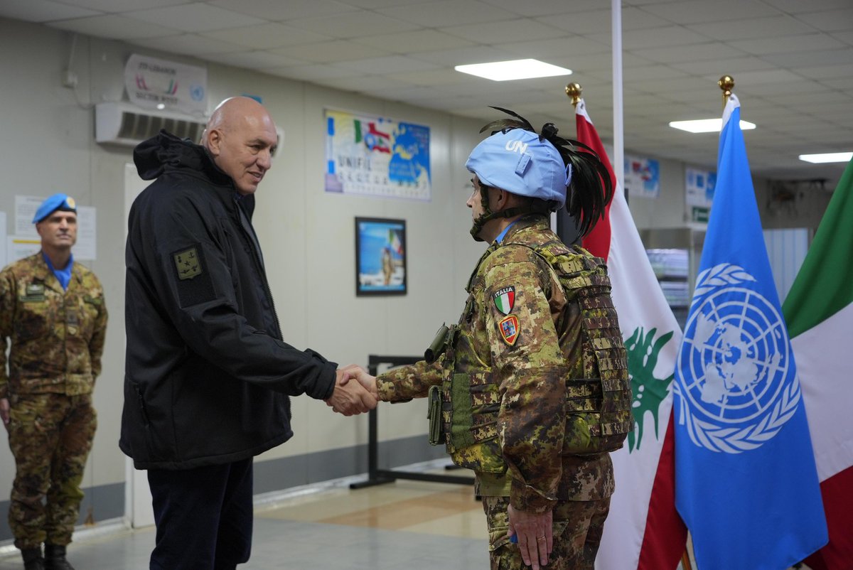 MinisteroDifesa's tweet photo. #Shama, Libano.
"Operare con così tanto coraggio, competenza e determinazione, in uno scenario così complesso richiede senso del dovere, principi saldi e la capacità di fare squadra. Uno dei primi obiettivi che ci siamo posti, da quando siamo in Libano, è stato proprio quello di dialogare con le parti coinvolte per evitare che si superasse una pericolosa linea di non ritorno. Siamo rimasti fermi e saldi sulle nostre posizioni, sempre e tutte le volte che é stato necessario, dialogato quando è stato possibile e aiutato la popolazione civile, che soffriva pene indicibili, ogni volta che abbiamo potuto. 
Sono consapevole della profonda differenza che vi è tra vivere, ogni giorno, sul campo, come fate voi, con coraggio e abnegazione, una situazione difficile e complicata come questa e affrontarla, invece, a migliaia di chilometri, dove pure siamo pienamente coscienti e preoccupati, ogni giorno, di quanto vi accade e vi potrebbe accadere. Abbiamo detto, più volte, io per primo, che 'non ci dormiamo la notte', ma la nostra preoccupazione è dettata solo dalla consapevolezza che voi possiate effettuare il vostro servizio nelle migliori e più sicure condizioni possibili". Così Min @GuidoCrosetto nell’incontrare personale del contingente italiano della missione #UNIFIL.