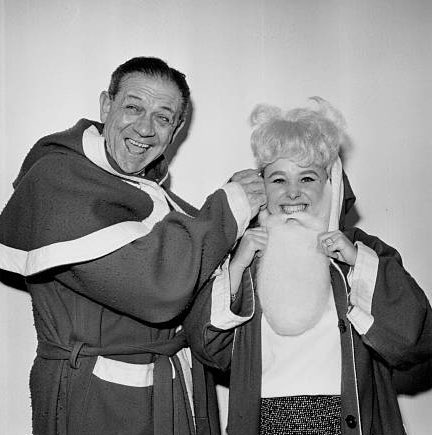 RobertWRossEsq's tweet photo. Behind Door No. 6 of the #ComedyHistorian #ComedyAdvent for #Christmas 2024 is SIDNEY JAMES & BARBARA WINDSOR, donning the #FatherChristmas gear for the #Variety Club of Great Britain, at the Savoy hotel, 1963.
#SidJames #BarbaraWindsor #Comedy
Daily fun over on Facebook! 🤪🎅🏻 https://t.co/Ngbg4UNDGj