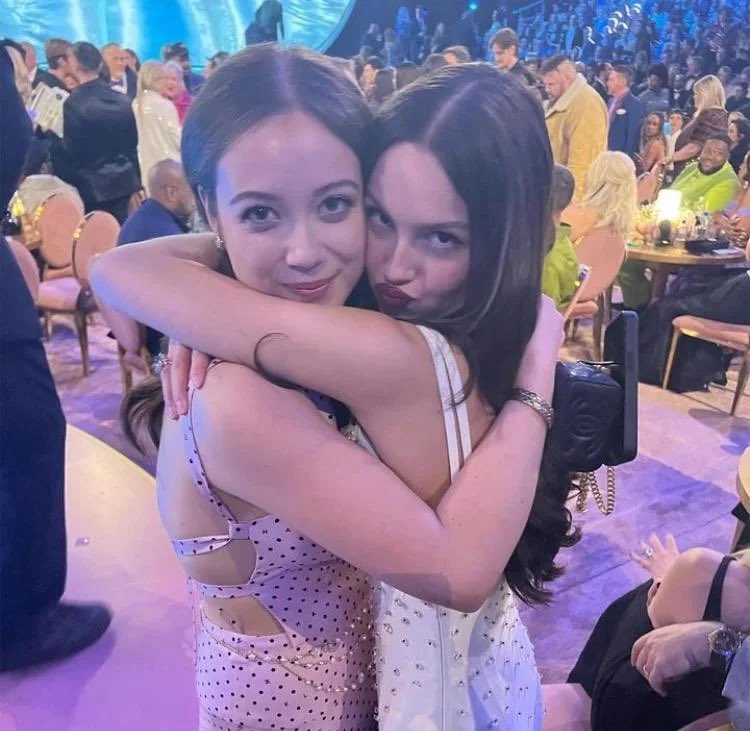 PopBase's tweet image. Laufey reveals to LA Times how she met Olivia Rodrigo:

“She just texted me out of nowhere from an unknown number: ‘Hey, it’s Olivia Rodrigo. I’m such a fan of your music. Can we hang out sometime?’ I was like, ‘What?!’ I literally texted my whole team because I thought maybe it…