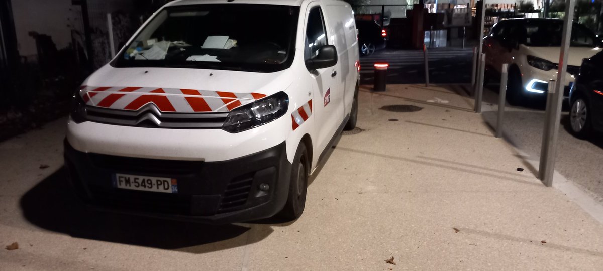 BarbuQuadra's tweet photo. Bonjour @lio_train_sncf et @GroupeSNCF.
 C'est normal d'utiliser  une piste cyclable comme place de parking ?
C'est normal que le personnel en gare  me dise que "cela ne le gêne pas personnellement" et qu'il "ne peut rien" parce que "ce n'est pas son service" ?
Bravo. 👍 https://t.co/Ggi9hTMtFn
