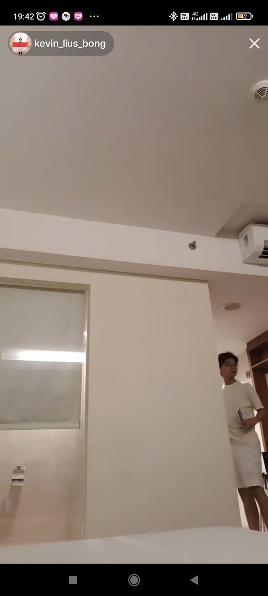 mireciptaw's tweet photo. Jadi aku mau nyeritain dede ecel sunshine kita pas live tadi. Dia bener2 peka &amp; lindungin kevin guiz. Ini foto pertama, kevin kan mau kebelakang gitu. Nah penutupnya tuh ga gitu rapet. Terus ecel langsung geser dan duduk nutupin celah itu dong 😭🫶🏻 (foto ke-2) #AXELOTS #imkevin https://t.co/yBBzmgLbPz