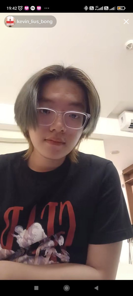mireciptaw's tweet photo. Jadi aku mau nyeritain dede ecel sunshine kita pas live tadi. Dia bener2 peka &amp; lindungin kevin guiz. Ini foto pertama, kevin kan mau kebelakang gitu. Nah penutupnya tuh ga gitu rapet. Terus ecel langsung geser dan duduk nutupin celah itu dong 😭🫶🏻 (foto ke-2) #AXELOTS #imkevin https://t.co/yBBzmgLbPz