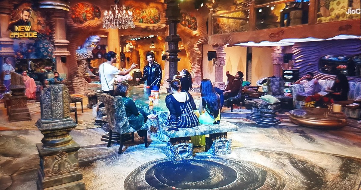 Anubhav_Memerz's tweet photo. Whole chugli gang leading by Eisha Singh started bullying #DigvijayRathee and when he replied they all are charging on him...
Only #KaranveerMehra standing for him in front of Rajat
#BiggBoss18 #BB18 https://t.co/DAQDATM33P