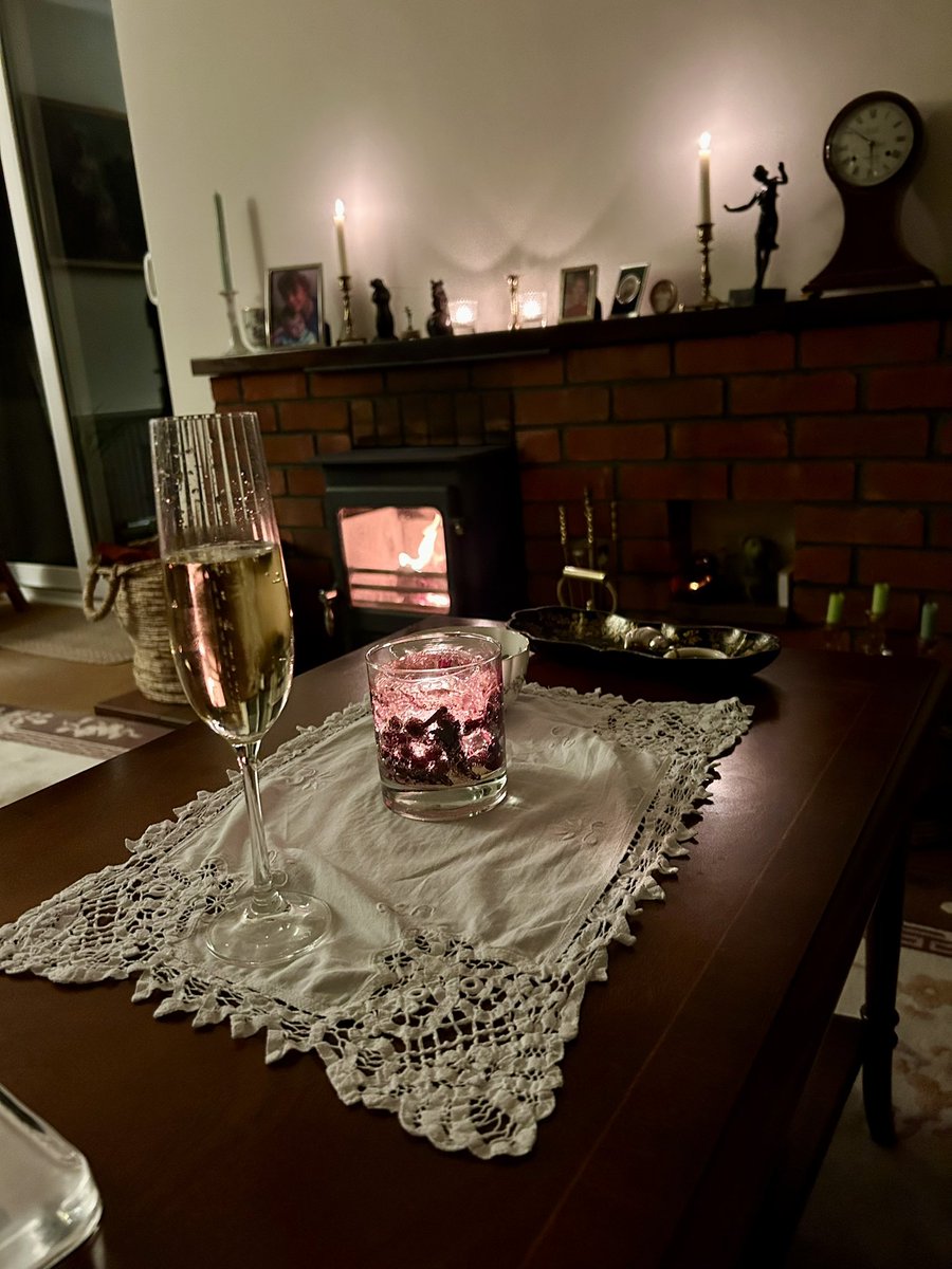 LawlerBarbara's tweet photo. Warm & cosy evening at home . Waiting for the #StormDarragh #BattenDown keep safe tweeters ๐ https://t.co/7HCDrI75AV