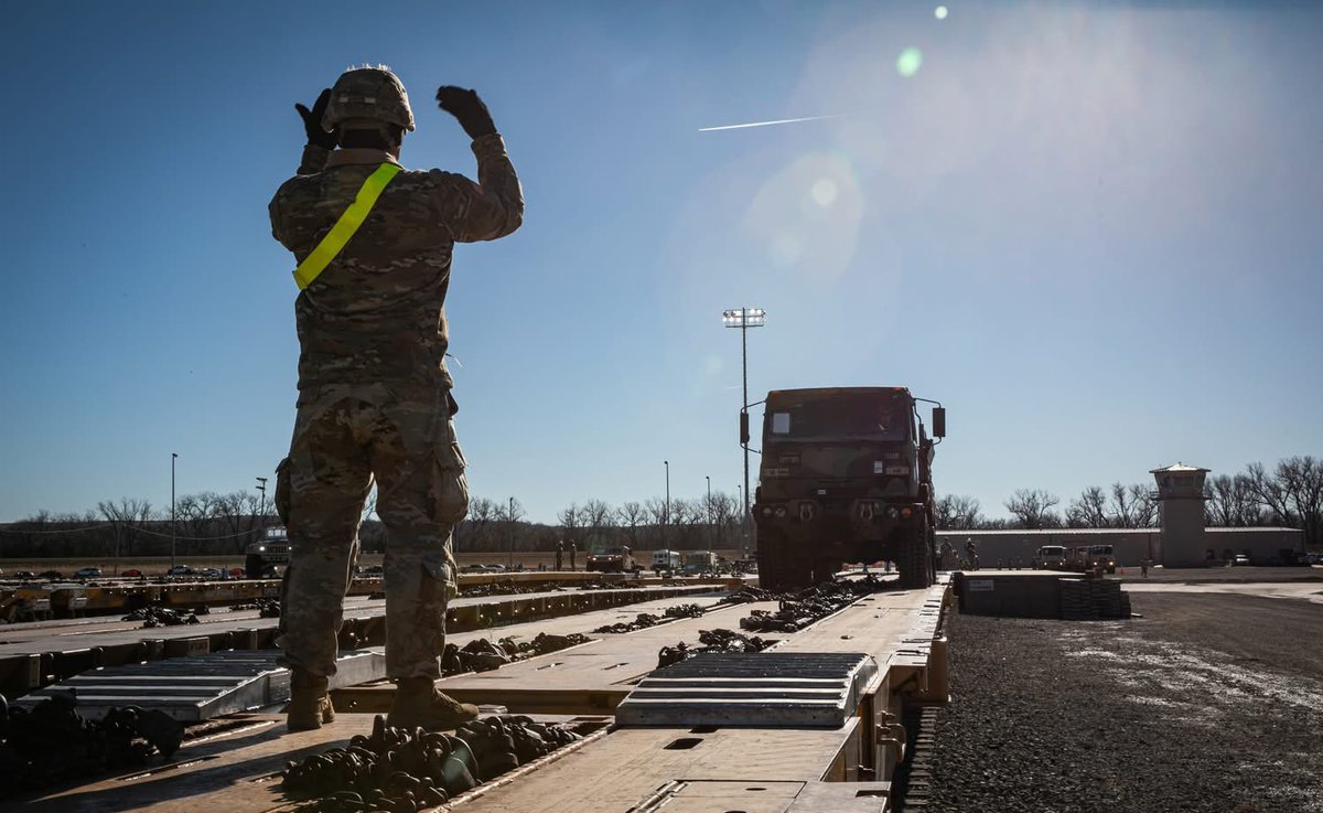 FightingFirst's tweet photo. 1ID Soldiers conducted railhead operations at the #CenterOfEverything, preparing for their upcoming NTC rotation at Fort Irwin, CA. #DutyFirst #BigRedOne #NothingAtRest
📸: Sgt. Charles Leitner https://t.co/naq1y1g2m8