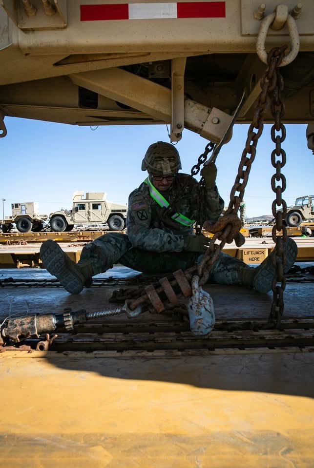 FightingFirst's tweet photo. 1ID Soldiers conducted railhead operations at the #CenterOfEverything, preparing for their upcoming NTC rotation at Fort Irwin, CA. #DutyFirst #BigRedOne #NothingAtRest
📸: Sgt. Charles Leitner https://t.co/naq1y1g2m8
