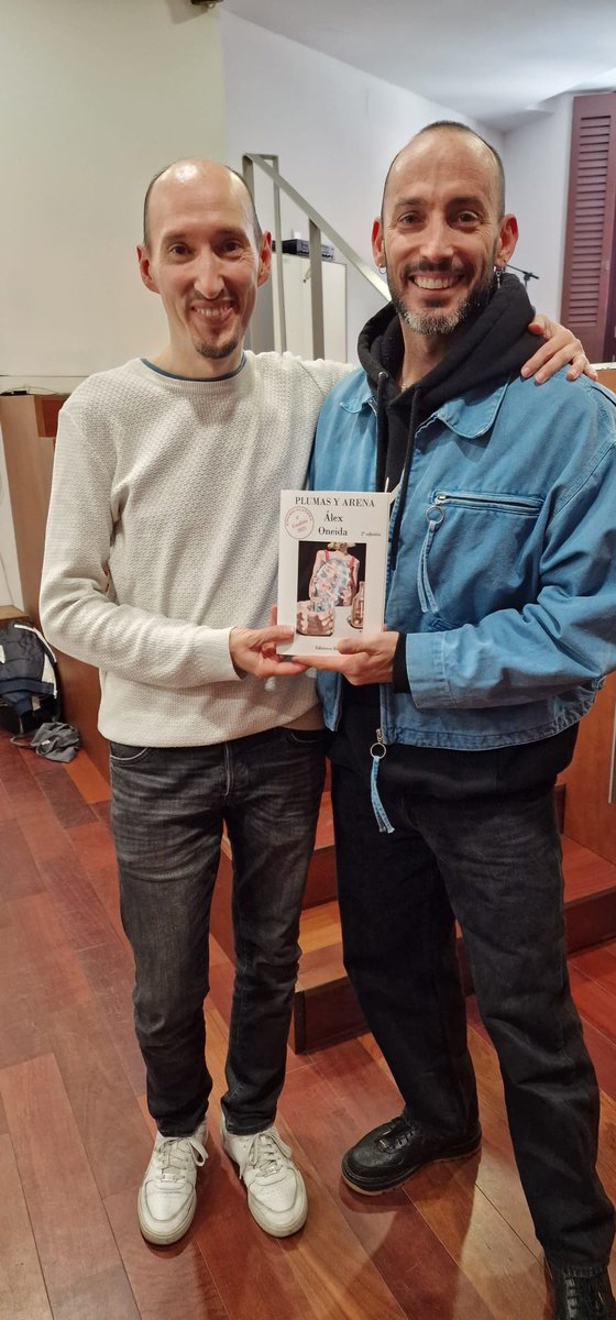 Experiencia inolvidable la del pasado sábado en la mesa redonda literaria sobre #plumasyarena, primer evento post-lectura en torno a la novela. Resultó un verdadero placer comentar con todos los asistentes y muy enriquecedor que se generase un espacio de debate abierto.