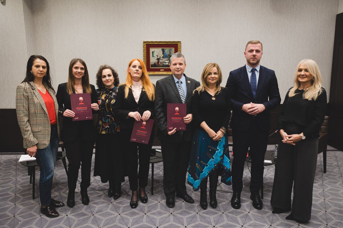CGOCCE's tweet photo. Transparentnošću do odgovornosti 🔍

"Lokalne uprave su prvi servis građana i građanki, postoji dosta prostora za unaprijeđenje njihove transparnetnosti, ali se već kristališu i neki dobri primjeri. Veliko opterećenje svima predstavlja centralizacija” poručeno je na završnoj konferenciji “Transparentnošću do odgovornosti”, koju je danas u Podgorici organizovao #CGO u okviru projekta “Transparentni organi – informisano građanstvo”, finansijski podržanog od strane Ministarstva javne uprave (@javnaupravamne). 🌐

➡️ Nakon panela, uručena su priznanja lokalnim upravama koje su po Indeksu transparentnosti crnogorskih opština imale najveći broj poena. Glavni grad Podgorica je zauzeo prvo mjesto, dok je drugoplasirana opština Herceg Novi, a trećeplasirana opština Bar. Njihovi predstavnici su primili priznanju zahvaljujući na prepoznavanju uloženog truda u ovoj oblasti.

#Podgorica #Bar #HercegNovi

➡️ Više na: https://t.co/E1aPKn6IEo