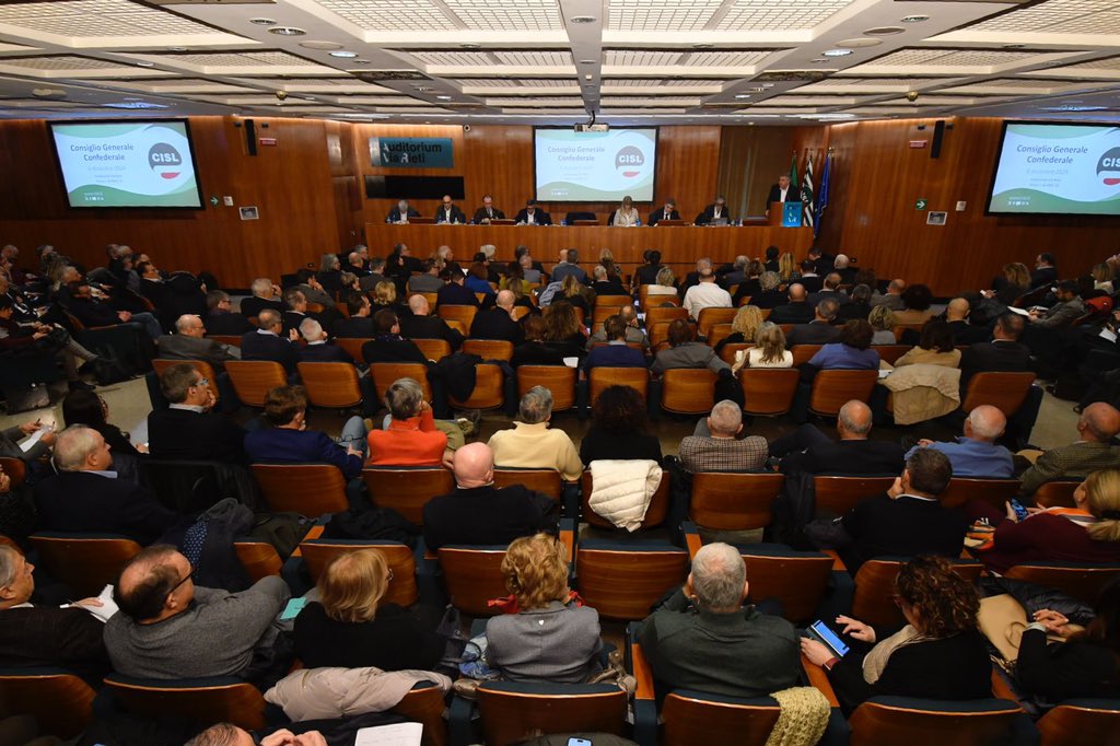CislNazionale's tweet photo. Legge di Stabilità, Cisl: Proseguiremo percorso di incontri e assemblee nei luoghi di lavoro e sui territori, per coinvolgere lavoratori, pensionati e cittadini lungo tutto l’iter di approvazione della Manovra. 
Leggi il comunicato👉https://t.co/B0hwV4H2ng https://t.co/YeeGfIG4oz