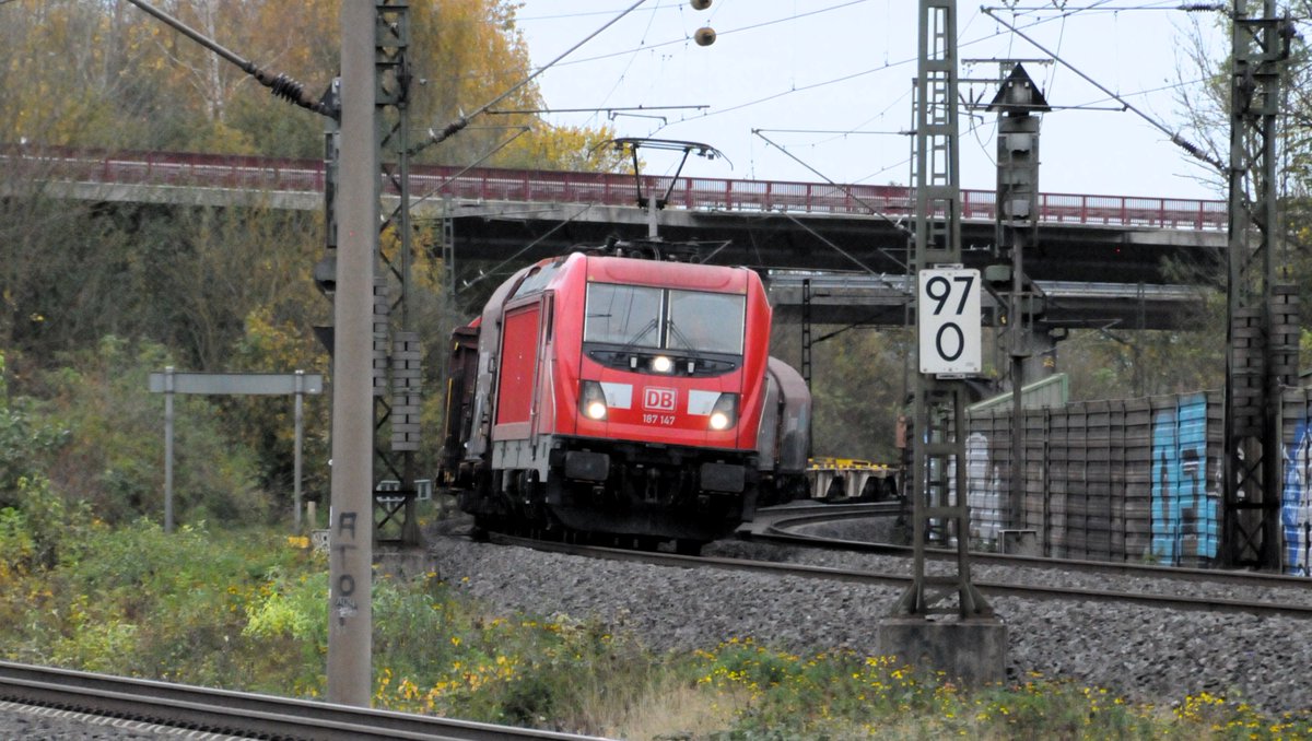 Zugzone0's tweet photo. Eine #Traxx 3 BR 187 in der #DB Lackierung in Richtung #Göttingen. Die Traxx 3 ist optimal für den #Güterverkehr, dank der hohen Leistung und Zugfähigkeit. Diese Baureihe wird so gut wie nicht in dem #Personenverkehr mit eingebunden. https://t.co/VKSwb7sH7i