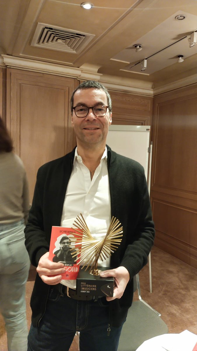 Lionel Esparza 🇺🇦 (@lionelesparza) on Twitter photo Ravi d’avoir obtenu le Prix de l’essai décerné par le jury 2024 du Prix littéraire des musiciens pour mon livre sur #GlennGould. Merci aux membres du jury ! <a href="/ADiaconu_fr/">Alexandra Diaconu</a> <a href="/francemusique/">France Musique</a> <a href="/Equateurs/">Éditions des Équateurs</a> <a href="/EditionsRF/">ÉditionsRadioFrance</a> Ravi d’avoir obtenu le Prix de l’essai décerné par le jury 2024 du Prix littéraire des musiciens pour mon livre sur #GlennGould. Merci aux membres du jury ! <a href="/ADiaconu_fr/">Alexandra Diaconu</a> <a href="/francemusique/">France Musique</a> <a href="/Equateurs/">Éditions des Équateurs</a> <a href="/EditionsRF/">ÉditionsRadioFrance</a>