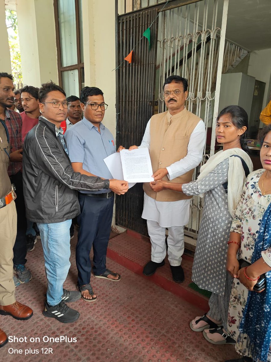 PRT_Kanwar's tweet photo. #Justice_For_CG_3000_BEd_Assistant_Teachers 
3000बी एड प्रशिक्षित सहायक शिक्षक की नौकरी बचा लीजिए 🙏छत्तीसगढ़ ,आदिवासियों की भूमि में आज 1400 आदिवासियों की नौकरी खतरे में है।आपसे हाथ जोड़ कर विनती है जल्द से जल्द हमारे पक्ष में सरकार को 
निर्देशित करने की कृपा करें🙏
@vishnudsai https://t.co/iDFX1FwsnY