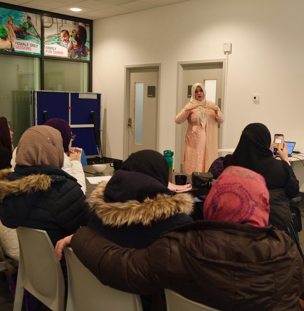 Alchemy_Arts's tweet photo. 📢 Highlights from our Nutrition &amp; Well-Being session! Participants explored healthy eating habits and learned how to make traditional foods more nutritious. 🍎
📍 Join us in Manchester  Sign up: https://t.co/cqbrKNIPPs. #CommunityHealth #BAMEWellness #AlchemyArts https://t.co/aYdqfsmAdx