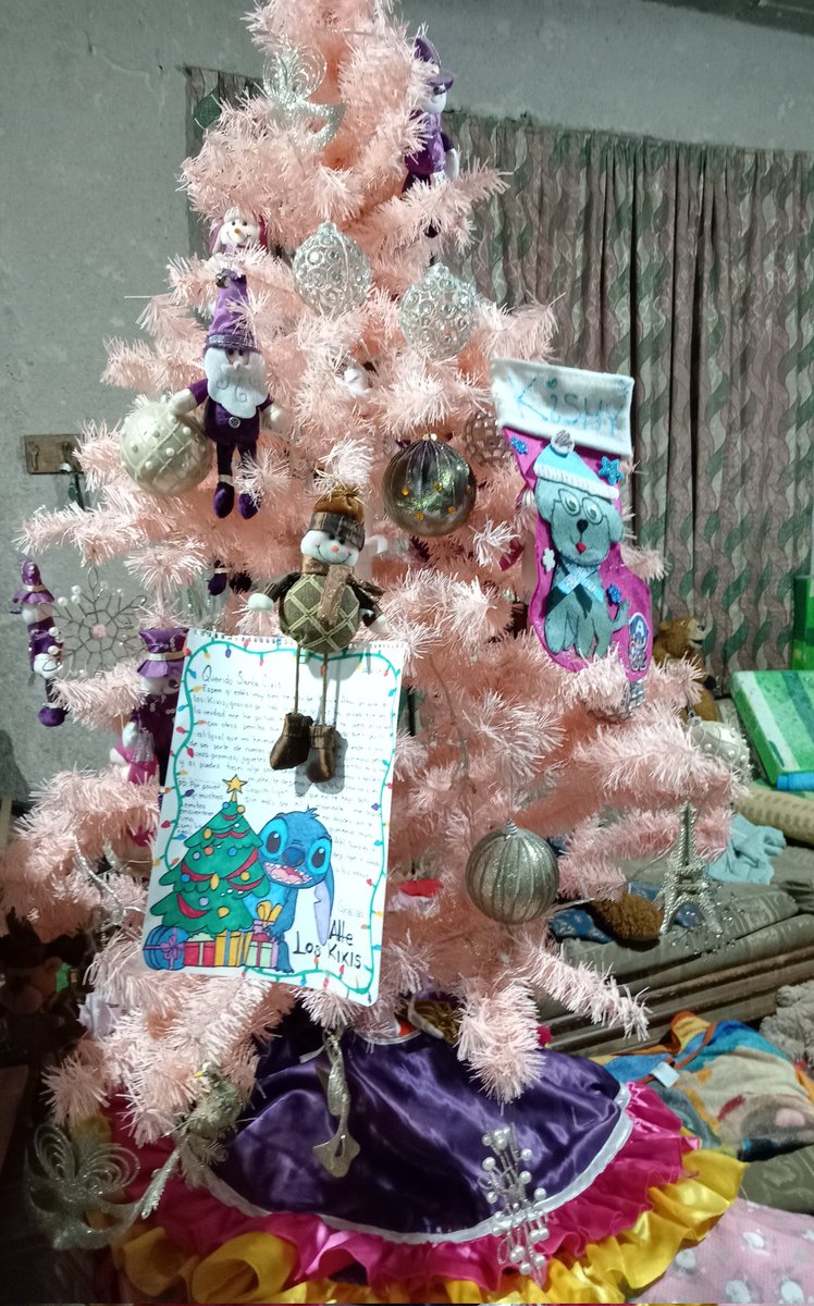 lindo_kiwi's tweet photo. Buenos días amikos oficialmente llegó la navidad a nuestra casa 🤗, ya hasta pusieron su carta los Kikis. Aún nos faltan algunos arreglitos como la punta del árbol que no tenemos. Pero ya se siente el espíritu navideño más fuerte 🥰 https://t.co/igctk82e81