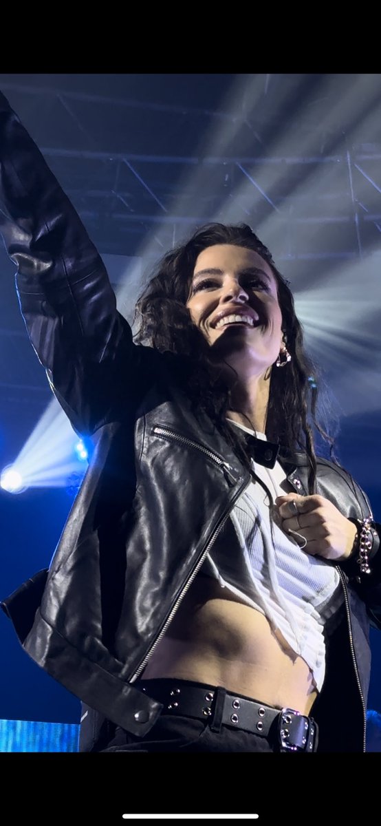 vjllanelles's tweet photo. it’s the fact that she named the album “in search of the antidote” and the live album “the antidote: fletcher live”

she found the antidote - it was this tour, the energy she could feel from the crowd every night, her and us finally getting to experience this and healing together https://t.co/70rRdvAsAW