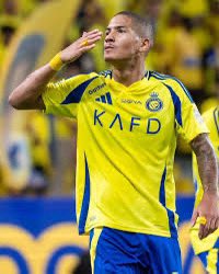 abdullah_1001's tweet photo. #النصر_الاتحاد 
لو سآلت كل مشجع اتحادي قبل المبارة 🤨
هل تتمنى مشاركة تاليسكا أو انخيلوا ضد فريقك؟
سوف يختار بكل تأكيد أستبعاد تاليسكا ومشاركة انخيلوا..
وهذا مافعله بيولي مدرب #النصر 😏 https://t.co/5A6zNngonB