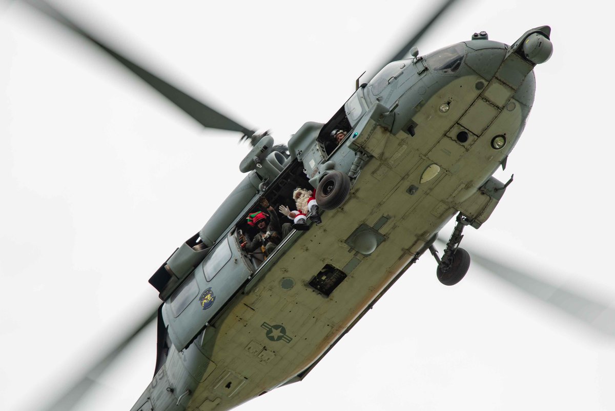 USPacificFleet's tweet photo. Ho ho ho! 🎅✈️ Santa flew in an MH-60S Seahawk with HSC 25 during the second annual #SantaFlight over Guam and the Northern Mariana Islands! 🎄🛩️ Staff and kids at Naval Hospital Guam got a front-row seat to the magic. 🎁 #HSC25 #IslandKnights https://t.co/MnPdzJUnIZ