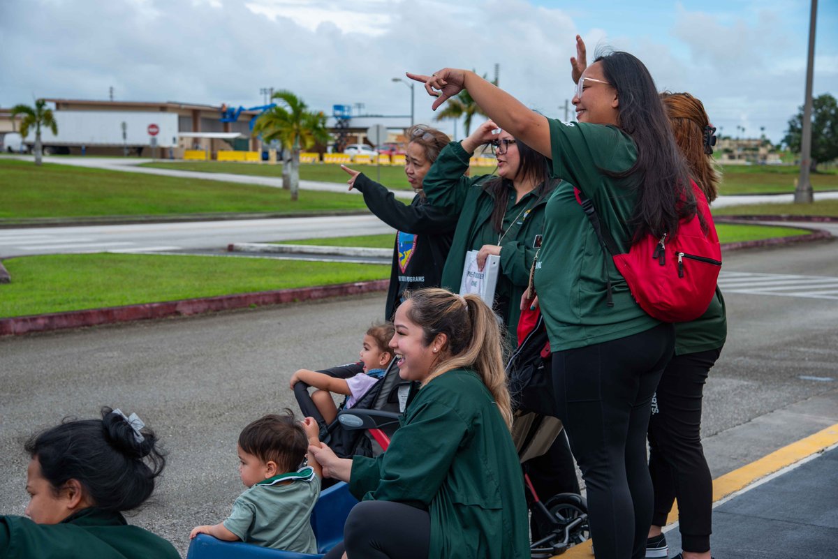 USPacificFleet's tweet photo. Ho ho ho! 🎅✈️ Santa flew in an MH-60S Seahawk with HSC 25 during the second annual #SantaFlight over Guam and the Northern Mariana Islands! 🎄🛩️ Staff and kids at Naval Hospital Guam got a front-row seat to the magic. 🎁 #HSC25 #IslandKnights https://t.co/MnPdzJUnIZ