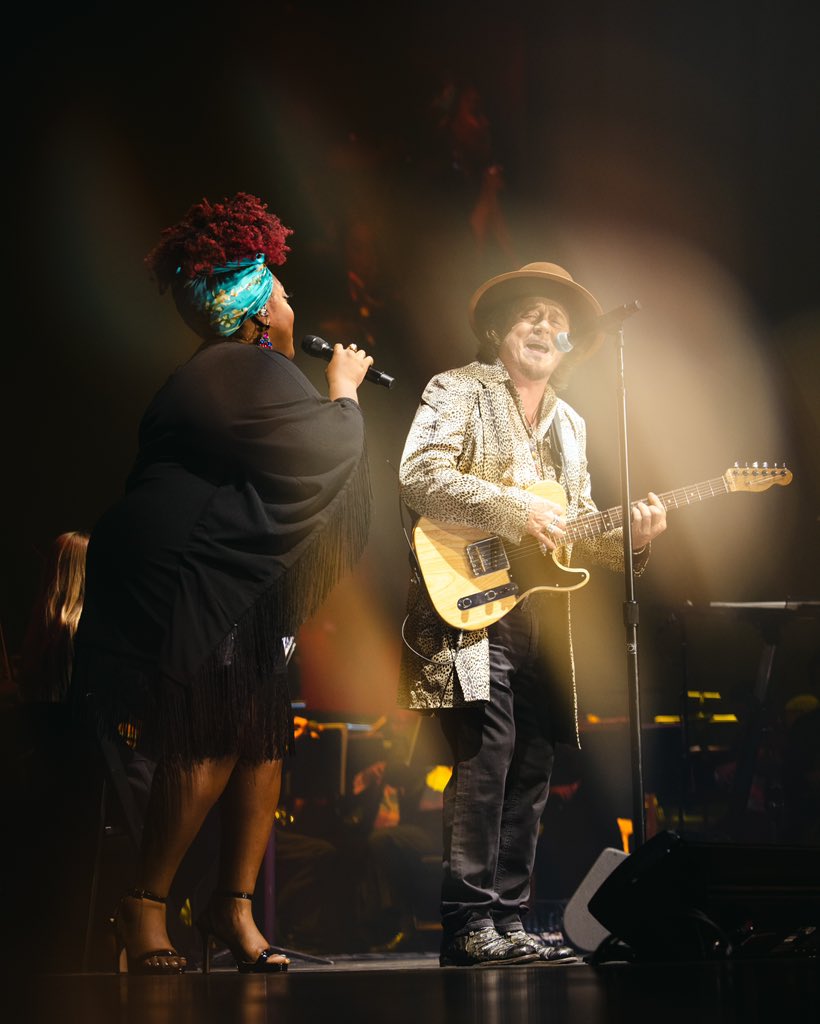 Sono tornato in USA insieme all’amico <a href="/AndreaBocelli/">Andrea Bocelli</a>.
Meravigliosi i primi due show a San Diego e Phoenix. Grazie!
Ci vediamo domani a Las Vegas e domenica a Los Angeles.
God bless you.

Ph Sienna Wilson
#ZuccheroLive #AndreaBocelli