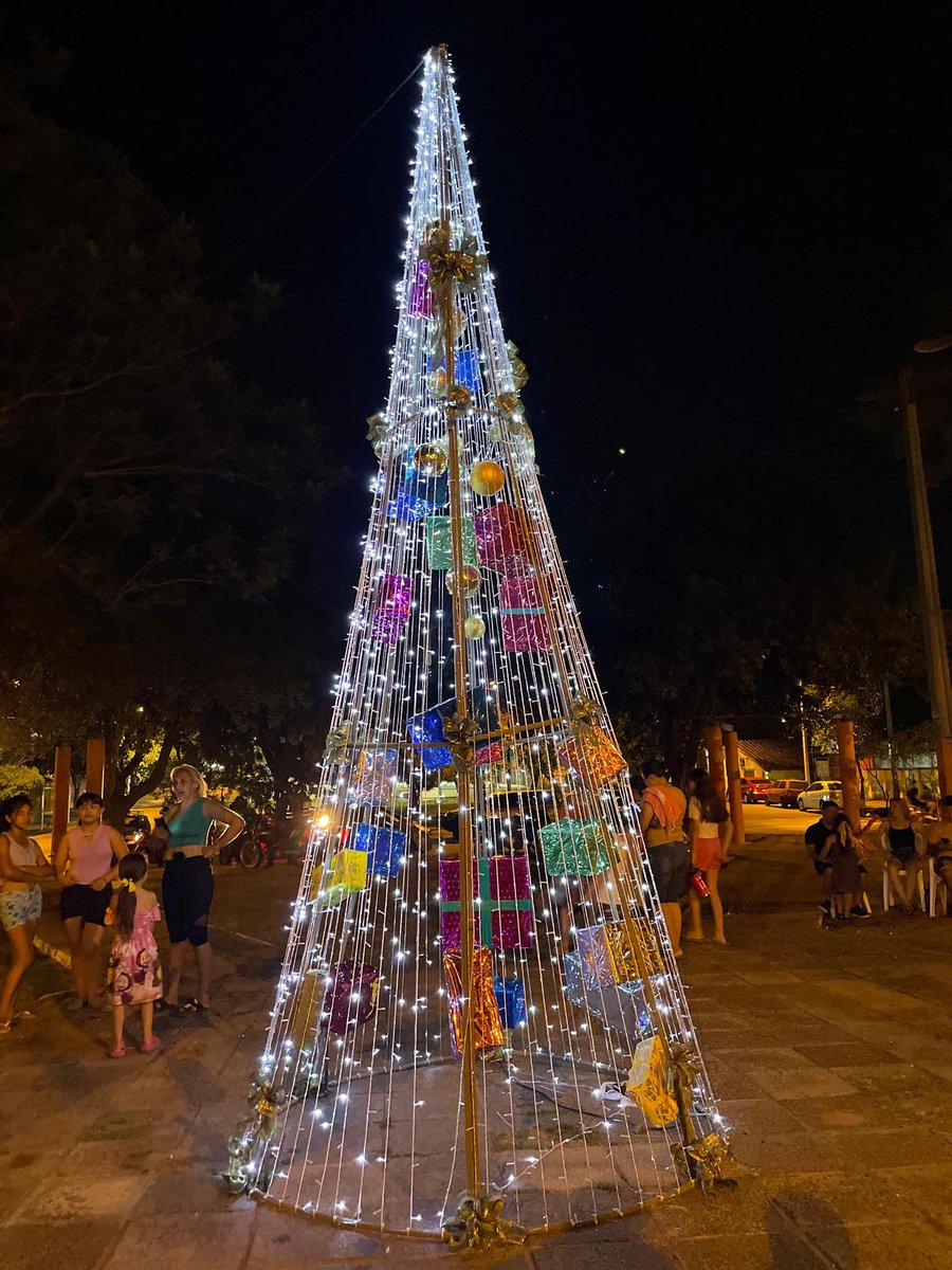 delpynews's tweet photo. ▶️ESPERANZA SALIÓ DEL CHAT | ​😳

La Municipalidad de Asunción estrenó un árbol navideño de 4 m que fue declarado de interés municipal y desató las burlas y críticas en redes sociales.🎄

"¡Las Luces de Esperanzas ya brillan!", fue la publicación en Facebook con la fotografía del árbol que se ubica en el Paseo 21.° Proyectada de la capital.👀

¿Qué te parece?🤔

📸Municipalidad de Asunción (FB)