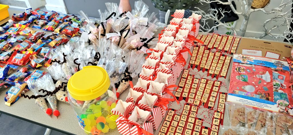 KnightsridgePr1's tweet photo. Thank you so much for everyone's support at our Christmas Fayre this afternoon. 
🎄
Thank you for all your contributions and to our different stall holders. A big thank you to the local businesses who kindly donated raffle prizes. We really hope you enjoyed the special crafts!
⛄️ https://t.co/5PYGFg2KyQ