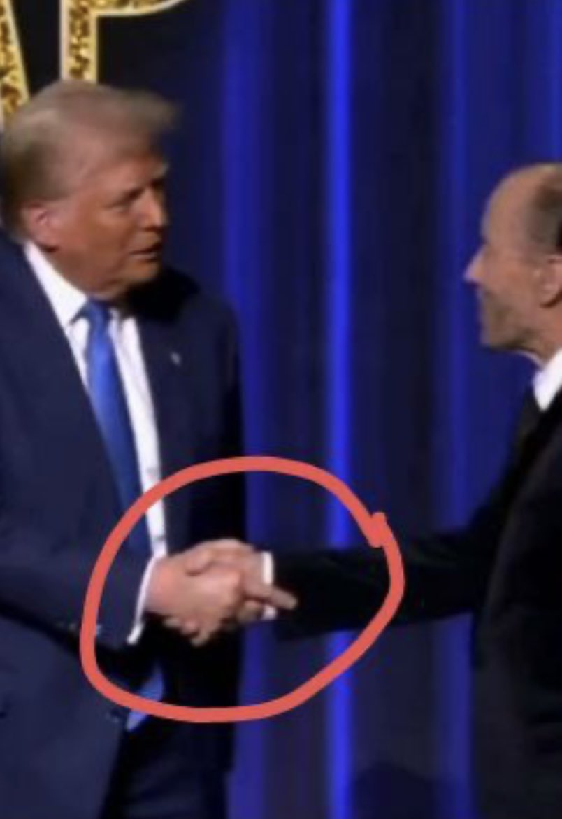 ReturnOfKappy's tweet photo. What’s with the handshake..?
that’s strange….
Looks like some secret society shit… https://t.co/OfsQmeAzTY