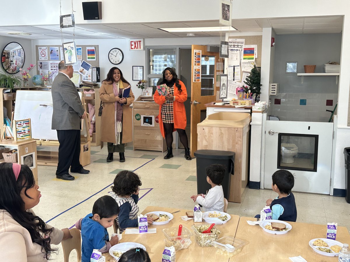 GrahamT93908491's tweet image. Hosted @the12thward at @ChicagoCommons
Paulo Freire Family Center. We appreciated hearing about the Alderwoman's priorities and had meaningful discussions about the issues impacting our families. #ChicagoCommons #ThrivingAcrossGenerations