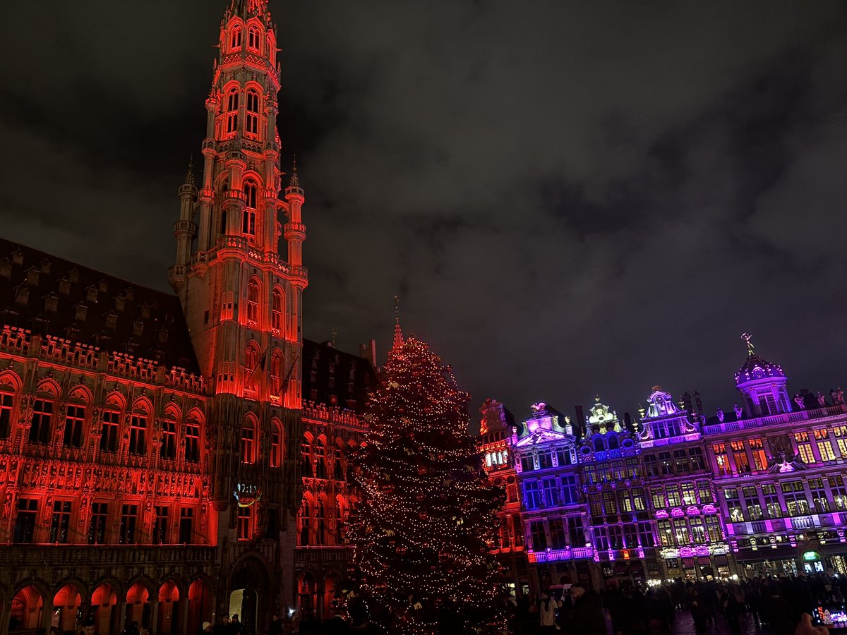 mskaj's tweet photo. Ładny ten #GrandPlace w #Bruksela, zwłaszcza o tej porze. #święta #BożeNarodzenie #joyeuxnoel https://t.co/2qU4YH3TZw