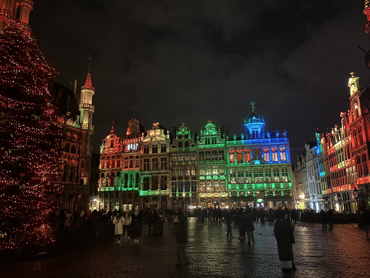 mskaj's tweet photo. Ładny ten #GrandPlace w #Bruksela, zwłaszcza o tej porze. #święta #BożeNarodzenie #joyeuxnoel https://t.co/2qU4YH3TZw