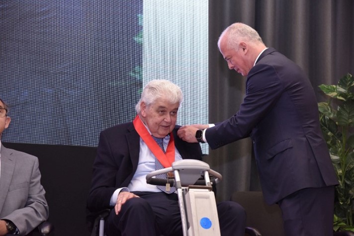 CICMoficial's tweet photo. El Colegio de Ingenieros Civiles de México reconoció al Ing. Alfredo Elías Ayub con el nombramiento de “Socio Emérito” del CICM, en el marco del 2º Foro Nacional de Planeación CICM 2024. “Políticas, gobernanza y buenas prácticas en infraestructura” https://t.co/33Y6Iiao1w