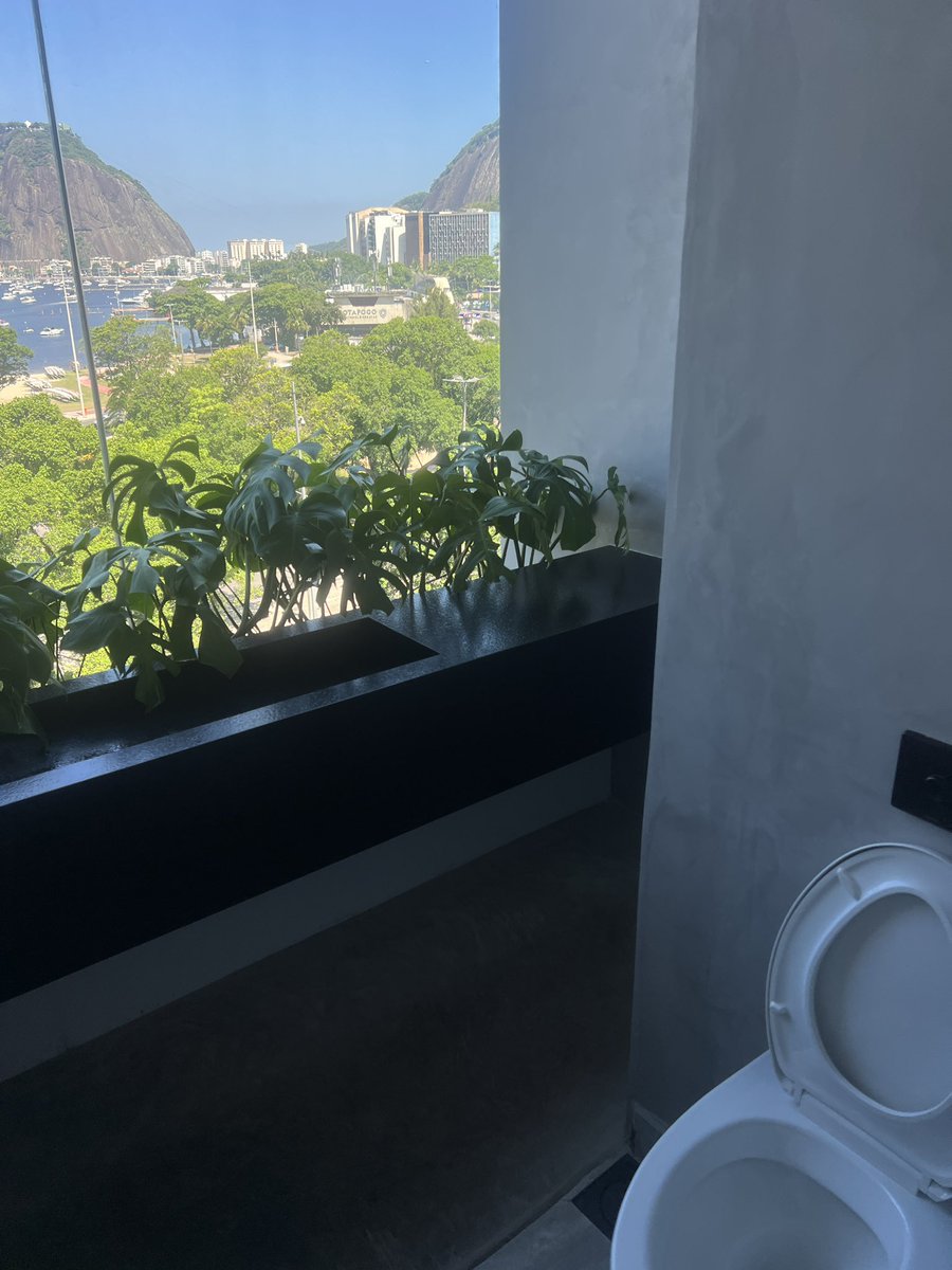 raiam700's tweet photo. O melhor lugar para ter diarréia na América Latina

Vai até o Botafogo Praia Shopping, suba para o 6o andar no restaurante Hatch, diga para moça da portaria que seu amigo já está na mesa te esperando, caminhe até o final e vire a esquerda

De nada https://t.co/d6OWIb6Gzt