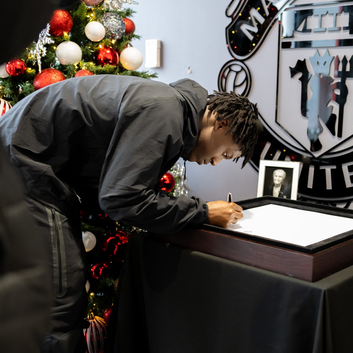 ManUtd's tweet photo. United won't be the same without you, Kath 🙏❤️

Tributes will be paid to the late, great Kath Phipps at both our men's and women's fixtures this weekend.

#MUFC || #MUWomen