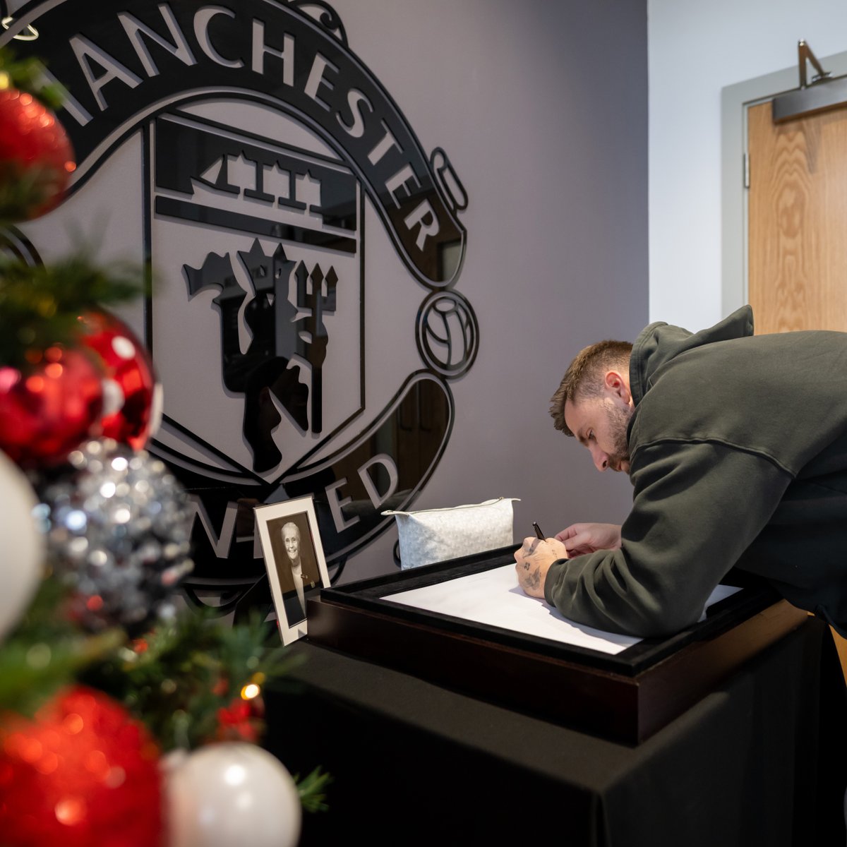 ManUtd's tweet photo. United won't be the same without you, Kath 🙏❤️

Tributes will be paid to the late, great Kath Phipps at both our men's and women's fixtures this weekend.

#MUFC || #MUWomen