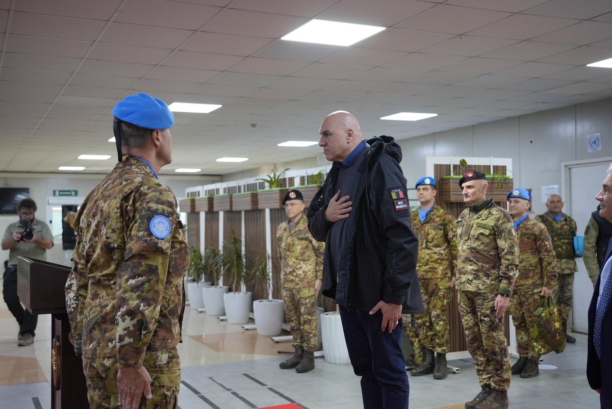 MinisteroDifesa's tweet photo. #Shama, Libano
"Oggi, la mia presenza qui, tra tutti voi e nello stringere le mani di ognuno di voi, per ringraziarvi di tutto quello che fate, è motivata solo dalla più schietta volontà, mia, di tutto il Governo e di tutto il nostro Paese, di ringraziarvi di cuore per l’eccellente lavoro che svolgete, ogni giorno, coraggiosi e silenziosi. Restando al vostro posto, fedeli alla vostra missione, una missione di pace e sicurezza, avete dimostrato dedizione e professionalità in circostanze difficili, facendovi interpreti dei più alti valori nazionali. Non possiamo accettare imposizioni da nessuno né tantomeno derogare dai principi che animano le nostre #ForzeArmate e che sono alla base del vostro mandato. Ma vi sono valori da difendere e l’Italia li continuerà a difendere con fermezza, serietà e integrità. Grazie a tutti voi per il vostro straordinario lavoro!" Così Min @GuidoCrosetto nell’incontrare il personale del contingente italiano della missione #UNIFIL.