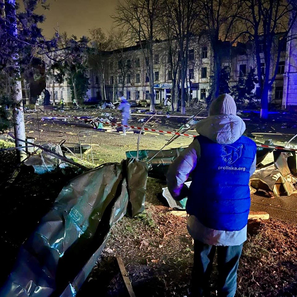 OCHA_Ukraine's tweet photo. Humanitarians swiftly arrived at a residential area in 📍#KryvyiRih where homes had been damaged in today's attack.
‌
While rescue operations are still ongoing, aid workers are providing psychological support on-site.

People also are receiving emergency repair materials. https://t.co/u5D3xP6acO