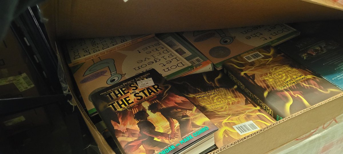 AftSpring's tweet image. The books are here—25 pallets worth!  

We’re getting ready and could use your help sorting and setting up.

Volunteer dates: Dec. 9th–13th | 9:00 AM–6:00 PM  

Sign up today bit.ly/3Z3bzdu to get started.  

#ReadingOpensTheWorld #TheAFT #SpringAFT #SpringISD #FirstBook