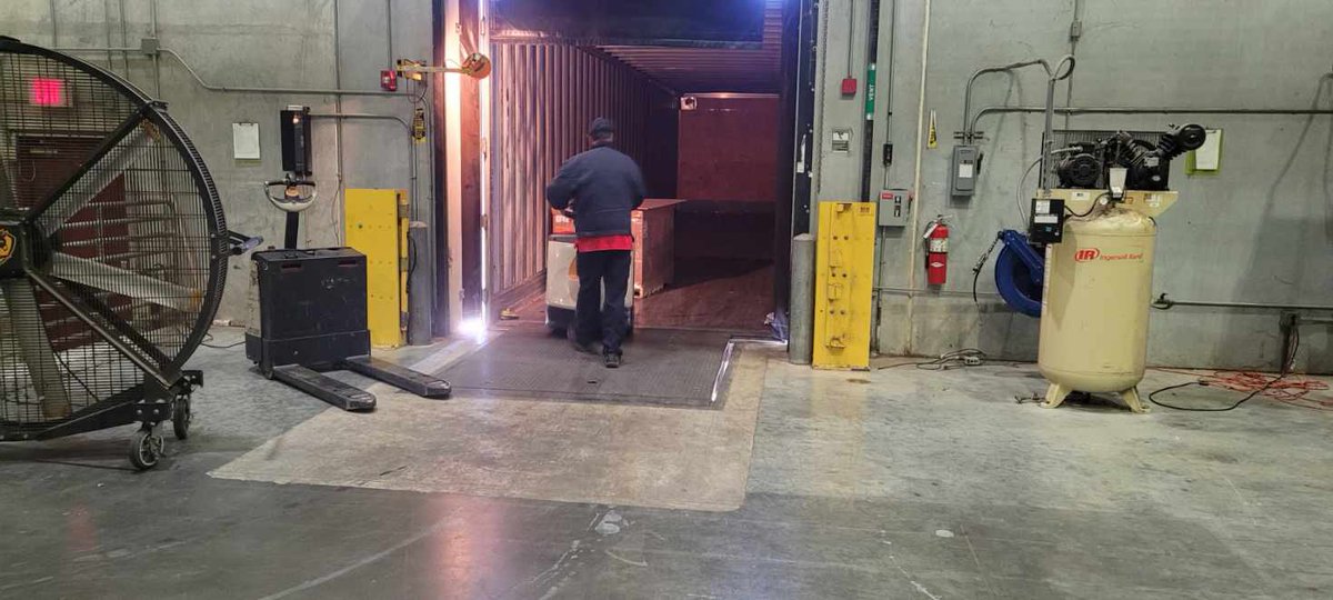 AftSpring's tweet image. The books are here—25 pallets worth!  

We’re getting ready and could use your help sorting and setting up.

Volunteer dates: Dec. 9th–13th | 9:00 AM–6:00 PM  

Sign up today bit.ly/3Z3bzdu to get started.  

#ReadingOpensTheWorld #TheAFT #SpringAFT #SpringISD #FirstBook