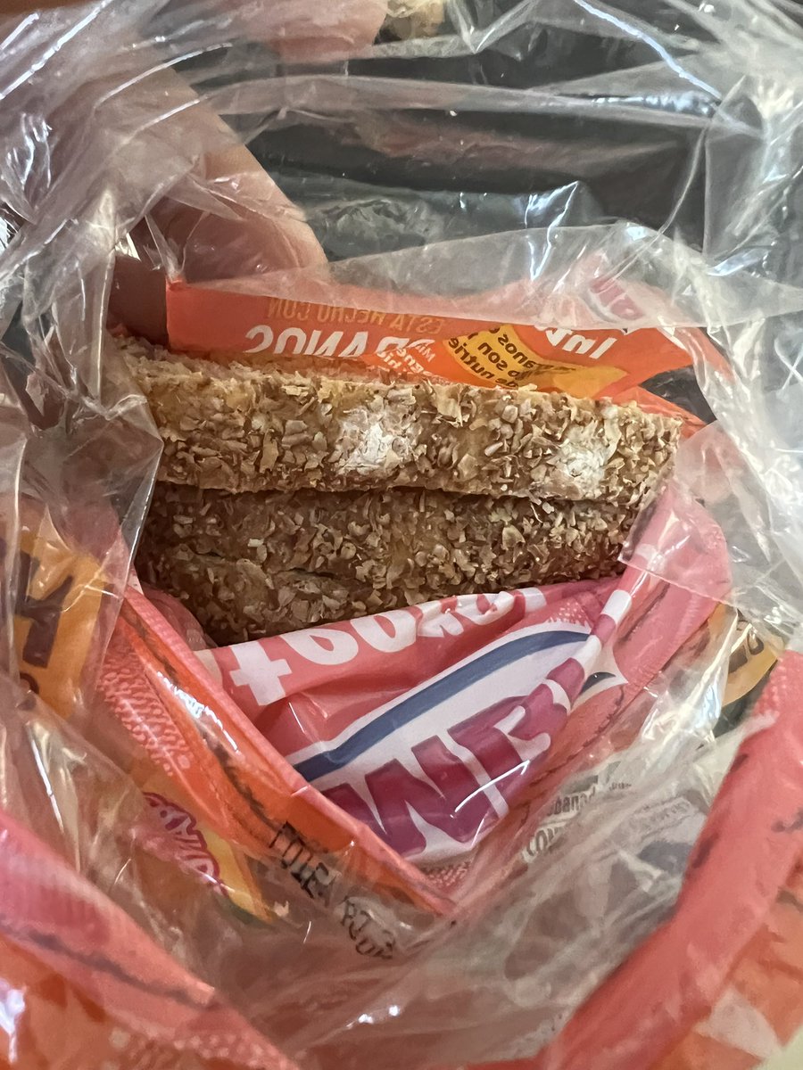 Chuy_Varo's tweet photo. Ayer por la noche fui a #chedraui y compré #panbimbo para hacerme unos sandwich, sentí el pan raro, pero tenía hambre y así aún me los comí.. hoy por la mañana me hice huevitos y comer con pan… para mi mala suerte ya que acabé. Me di cuenta de esto. https://t.co/SCUNZZ0tzF