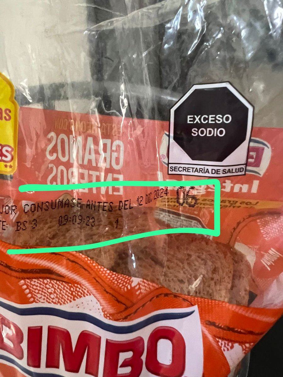 Chuy_Varo's tweet photo. Ayer por la noche fui a #chedraui y compré #panbimbo para hacerme unos sandwich, sentí el pan raro, pero tenía hambre y así aún me los comí.. hoy por la mañana me hice huevitos y comer con pan… para mi mala suerte ya que acabé. Me di cuenta de esto. https://t.co/SCUNZZ0tzF
