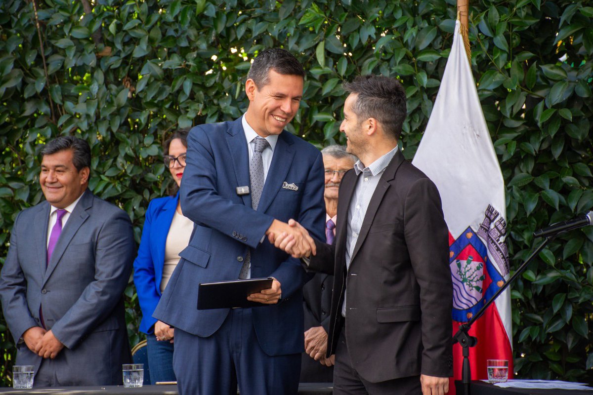 cn_castro's tweet photo. Gracias a la mayoría histórica que validó la ruta que hemos propuesto para la transformación de la comuna, hoy dimos inicio formalmente a nuestro tercer período para construir juntas y juntos -con un renovado Concejo y equipo municipal- los mejores años de la historia de #Renca💚 https://t.co/xROw2GGNoA
