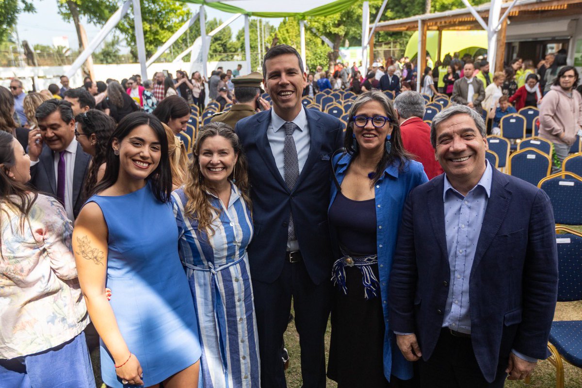 cn_castro's tweet photo. Gracias a la mayoría histórica que validó la ruta que hemos propuesto para la transformación de la comuna, hoy dimos inicio formalmente a nuestro tercer período para construir juntas y juntos -con un renovado Concejo y equipo municipal- los mejores años de la historia de #Renca💚 https://t.co/xROw2GGNoA