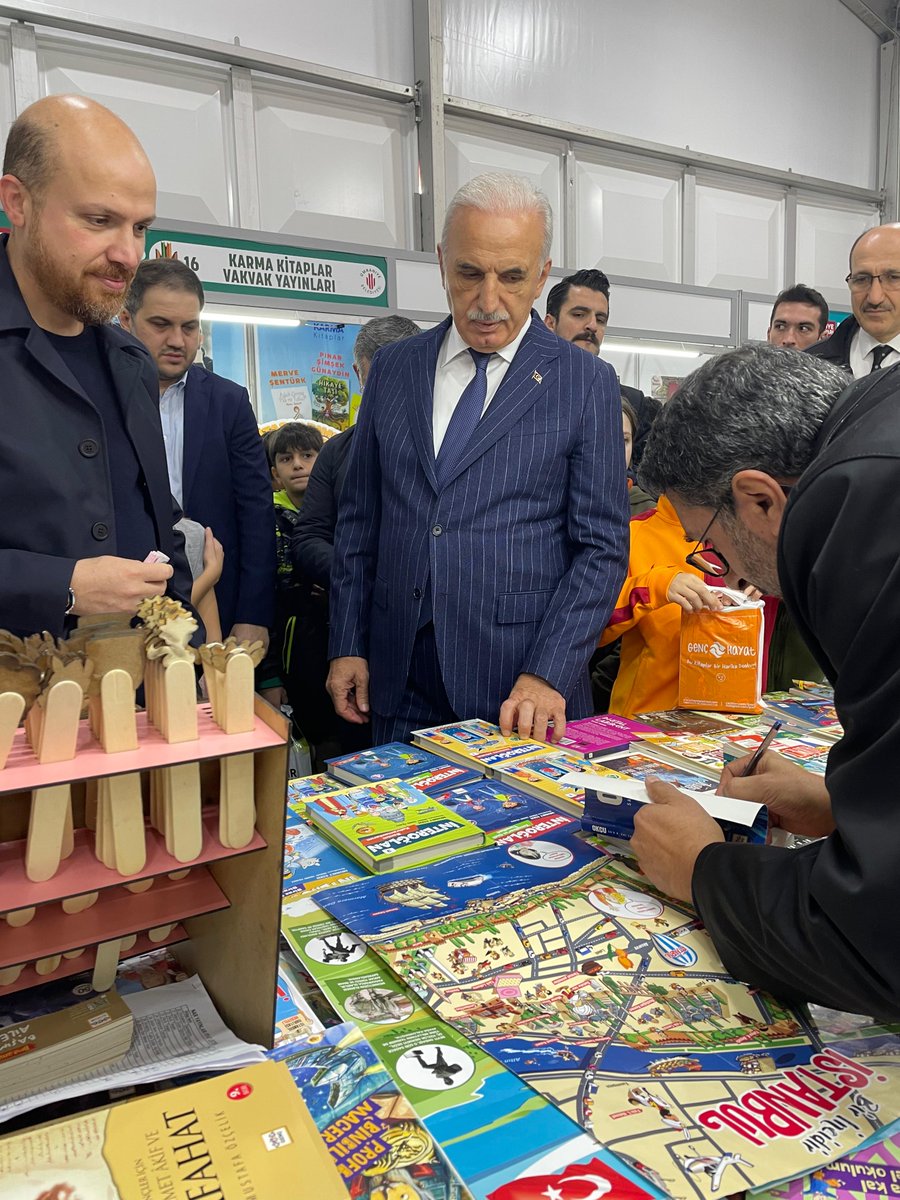 selamiyalcin's tweet photo. Ümraniye Kitap Fuarındaki İmza Günü standımıza teşrif edip kitap imzalatan sayın Bilal Erdoğan’a, Ümraniye Belediye Başkanı sayın İsmet Yıldırım’a, Belediye Başkan Yardımcısı Mesut Özdemir’e, Belediye Başkanı Danışmanı Selamet Aygün’e ve gelen bütün dostlarıma teşekkür ederim. https://t.co/qJ2vdqEUdE