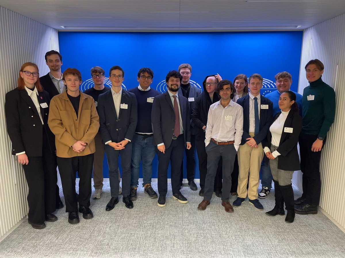 ProgresivniC's tweet photo. 🤝💬 Meeting in the @Europarl_EN, with the patron of PYNEP Programme MEP @brandobenifei.

Topics:
- the EU-US coop with the new Trump administration has to be stabilised
- necessary for the EU's autonomy and surveillance of raw materials
- the S&amp;D group needs to fight the Climate https://t.co/Ff1esvGgH5