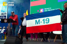 lacoutu's tweet photo. Nuestra #BanderadeColombia, lo otro es un trapo que identifica a .@petrogustavo y el Gobierno del Cambio https://t.co/oq5lX1yDu6