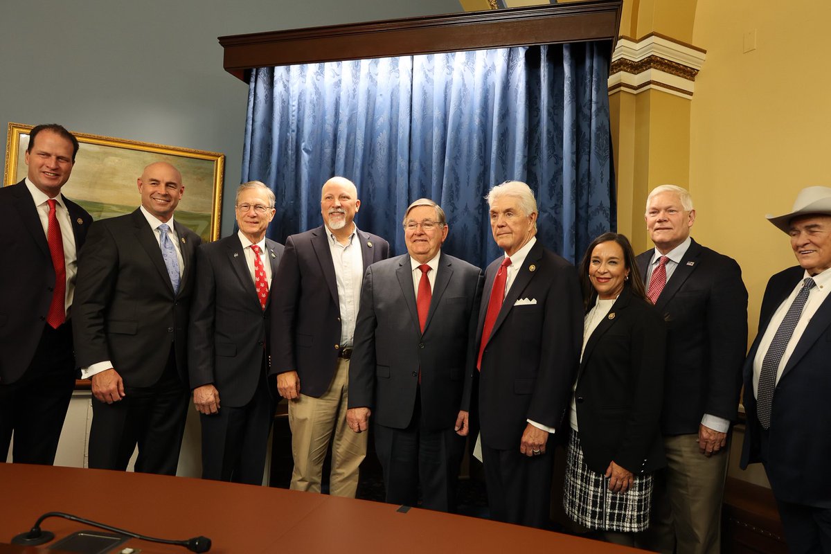 michaelcburgess's tweet photo. Words cannot express the gratitude I felt last night at my portrait unveiling ceremony in the U.S. Capitol.

I want to thank the Rules Committee, Texas Delegation, my fellow members, and my staff for your hard work over the last 22 years.

It’s been an honor to represent #TX26. https://t.co/dXo8W8vvG1