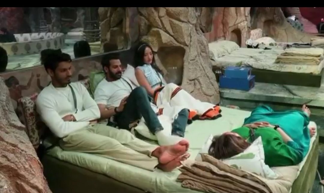 anjaliprakash05's tweet photo. Whole House is supporting Digvijay 

Kashish POV is bang ON!!!!

Agar do log chadhenge aur waisa bolenge, to woh to bolega!!!

Shilpa to question #VivianDsena 

Avinash ne bola #DigvijayRathee ko jaa kar chaat unki... He is pointing me and Chum 😡😡😡

Hm ladkiyaan aurtein nahi hai

And Karan wowwww man🔥🔥🔥🔥
Yamini too supported 

#BiggBoss18
#BiggBoss #BB18 #KaranveerMehra