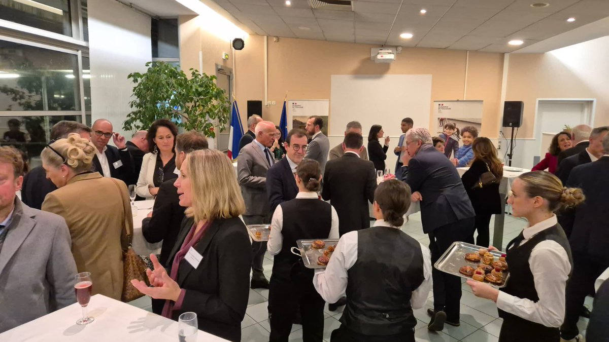 MostafaFourar's tweet photo. Une soirée riche d'échanges au lycée @lhtoccitanie autour des projets et partenariats #internationaux de @actoulouse. Merci aux nombreux #consuls pour leur présence, symbole fort de coopération et d'ouverture de nos établissements sur le monde 🌍 https://t.co/m6Ft0SDEIH