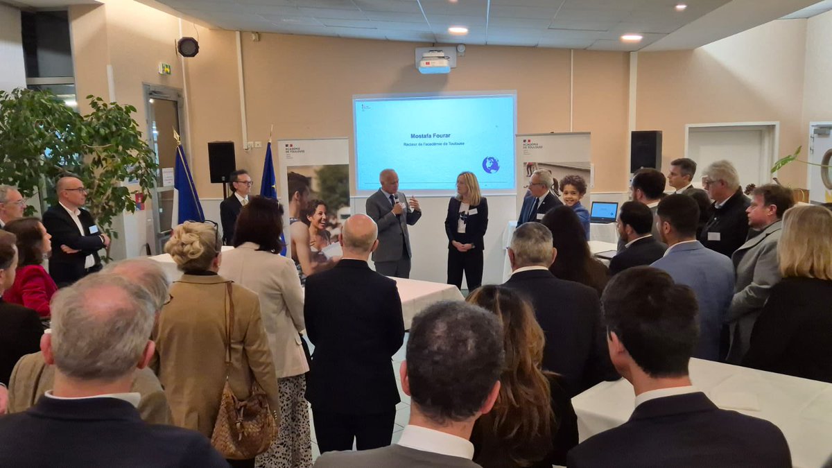 MostafaFourar's tweet photo. Une soirée riche d'échanges au lycée @lhtoccitanie autour des projets et partenariats #internationaux de @actoulouse. Merci aux nombreux #consuls pour leur présence, symbole fort de coopération et d'ouverture de nos établissements sur le monde 🌍 https://t.co/m6Ft0SDEIH
